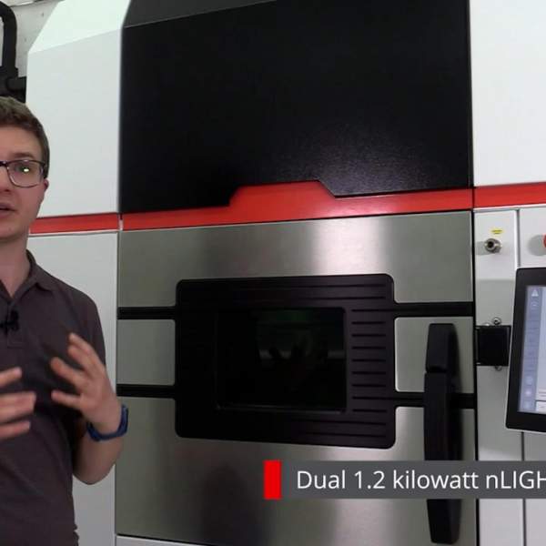 Advanced Research Engineer explaining the AMCM M 290 nlight customized for MTC